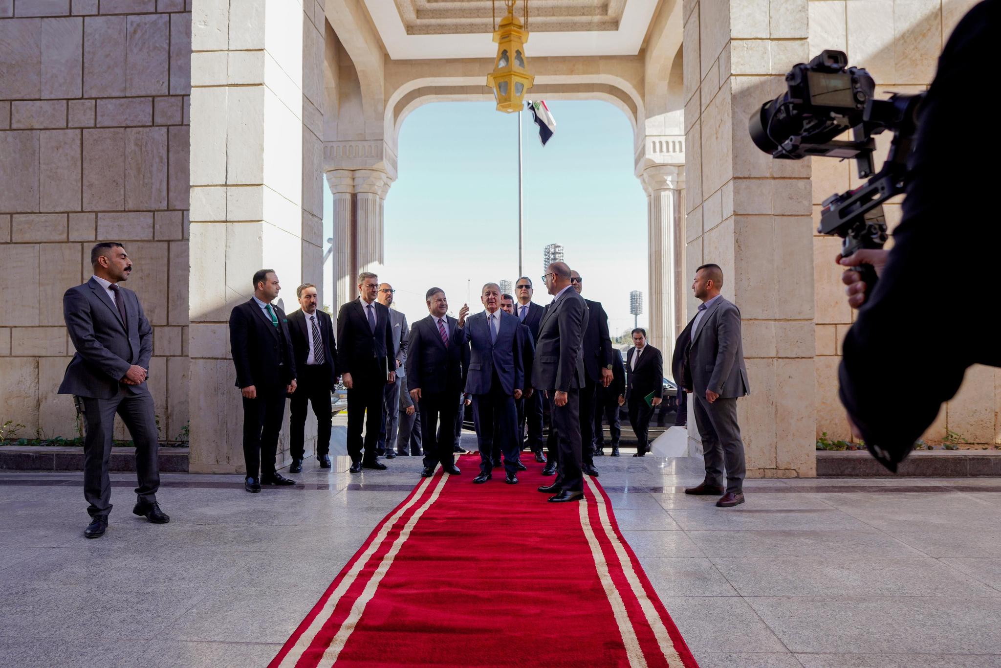 رئيس الجمهورية ورئيس المحكمة الاتحادية يؤكدان على ضرورة العمل التكاملي بين مؤسسات الدولة
