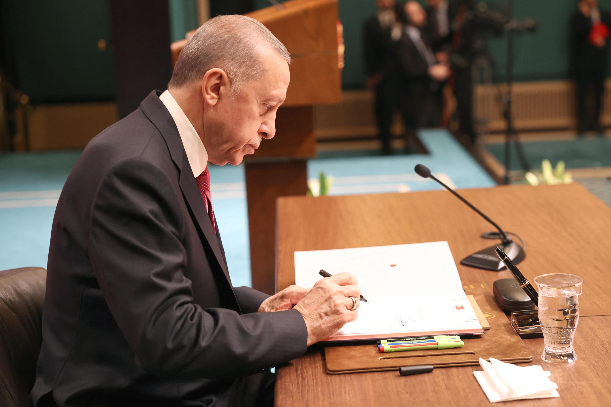 ئەردۆغان مەرسومی ئەنجامدانی ھەڵبژاردنی سەرۆکایەتی و پەرلەمانی ئیمزاکرد