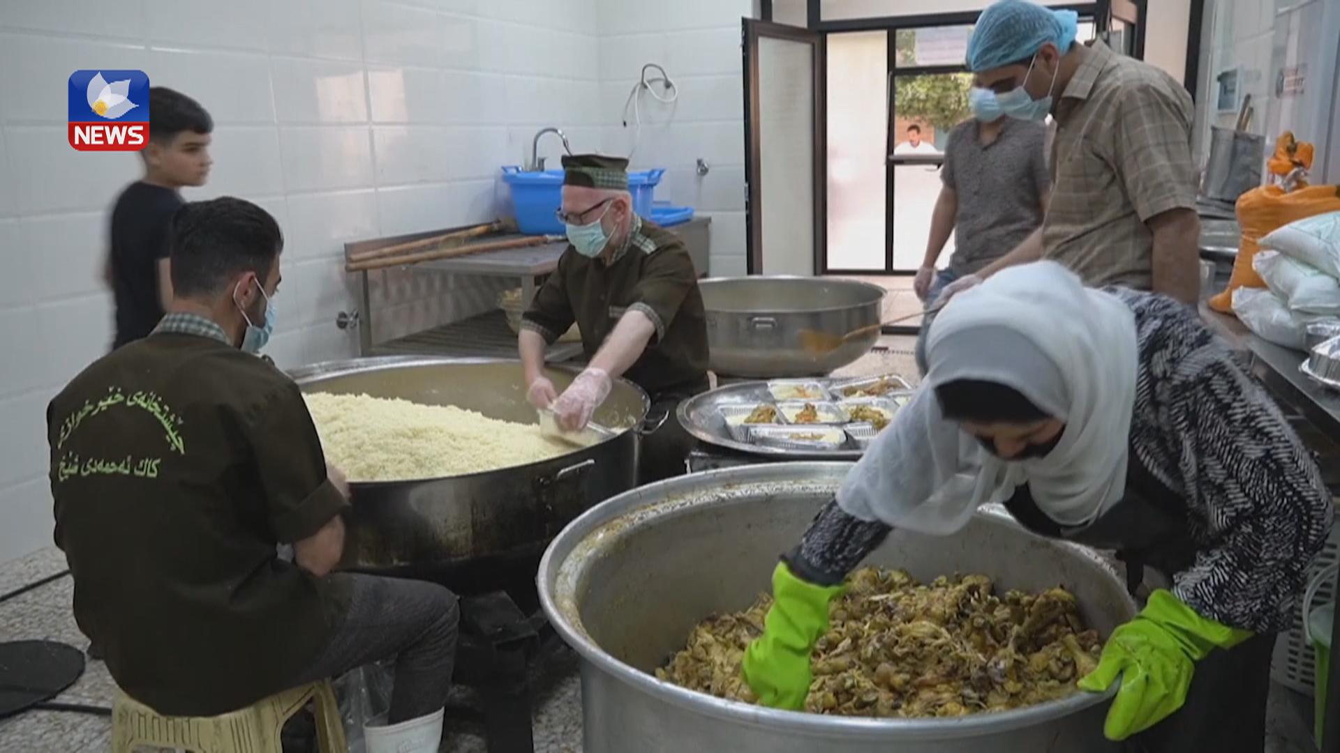 لە مزگەوتی گەورەی سلێمانی ڕۆژانە ٣٠٠٠ ژەمە خۆراک ئامادە دەکرێت