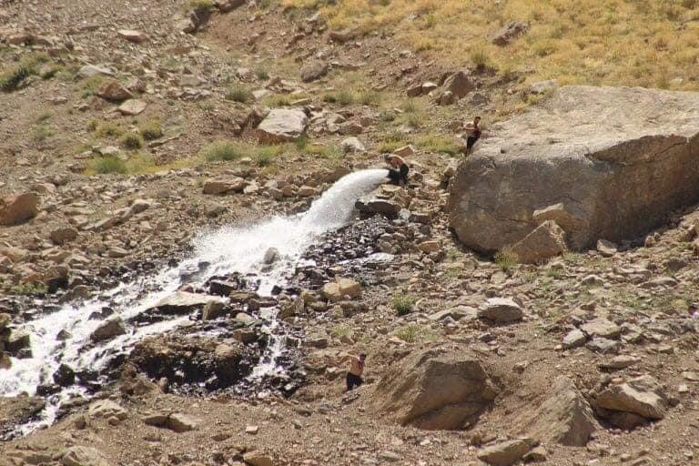 ژمارەیەک گەشتیار زیاتر لە ٢٠ سەعات قەزای چۆمان بێ ئاو دەکەن