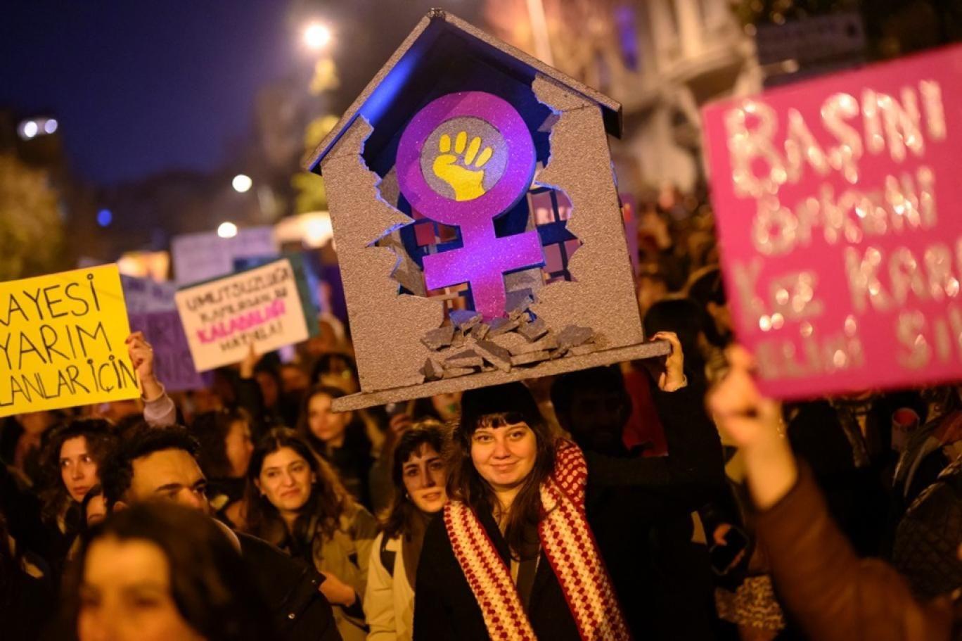 تركيا تعتقل 200 امرأة في اليوم العالمي للنساء