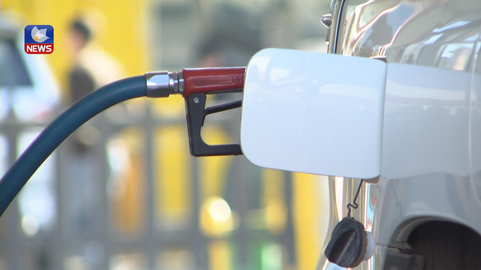 بەھمەن قادر: لە ئێستادا نرخی بەنزین لە بەرزبوونەوە راگیراوە و بەرەو دابەزین دەچێت