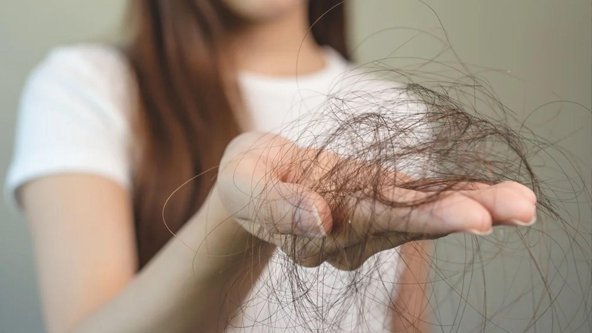 بە چەند رێگایەک هەڵوەرینی قژ رابگرە