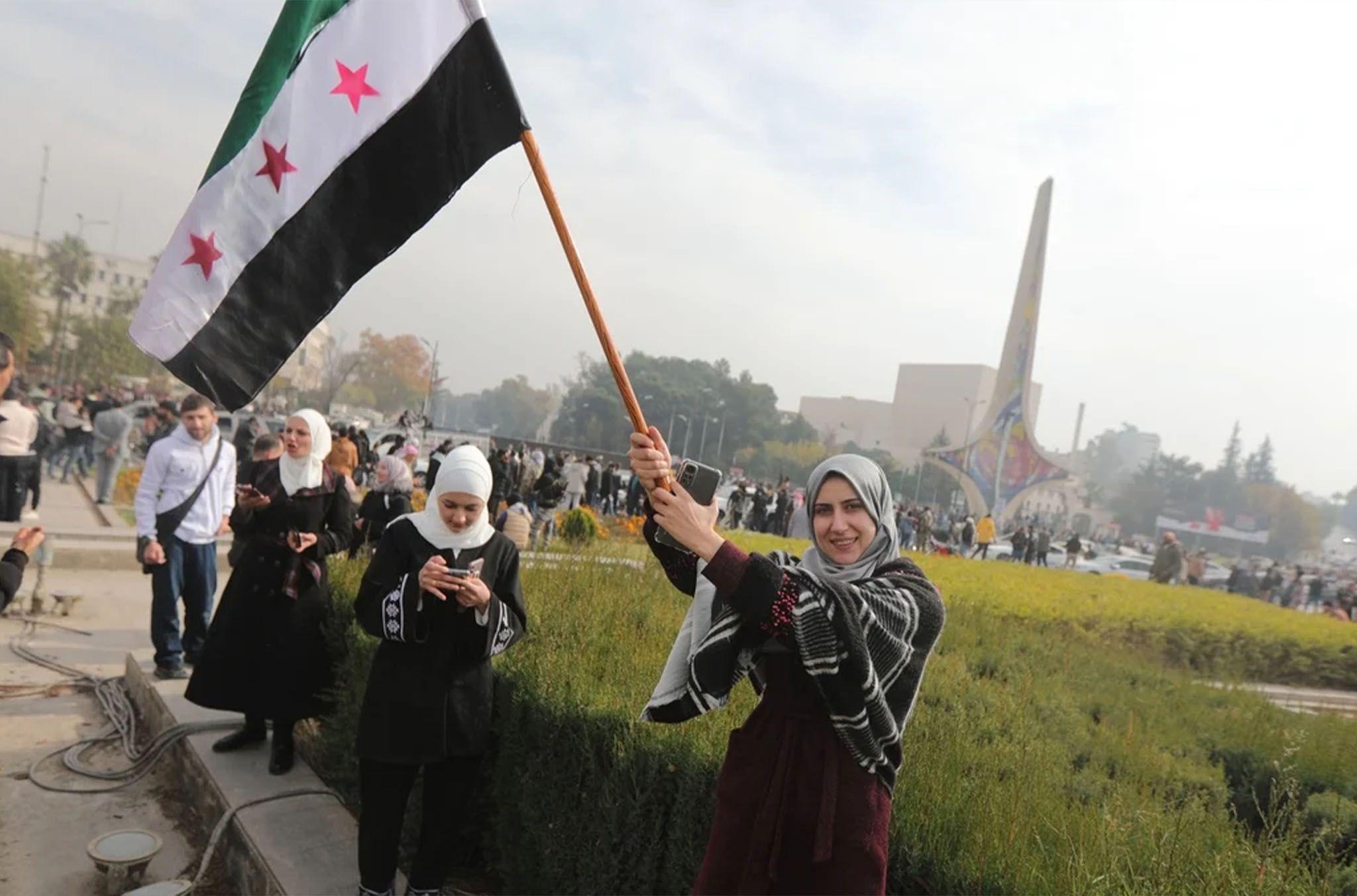 حكومەتی راگوزەری سوریا: دەستور و پەرلەمان بۆماوەی سێ مانگ  هەڵدەپەسێردرێن