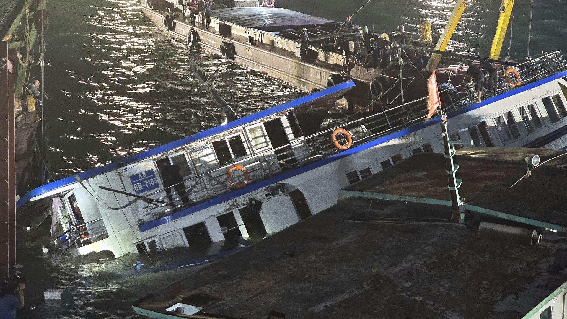 وێنە.. بەهۆی وەرگەڕانی بەلەمێکی گەشتیارییەوە لە ڤێتنام 38 کەس گیانیان لەدەستدا