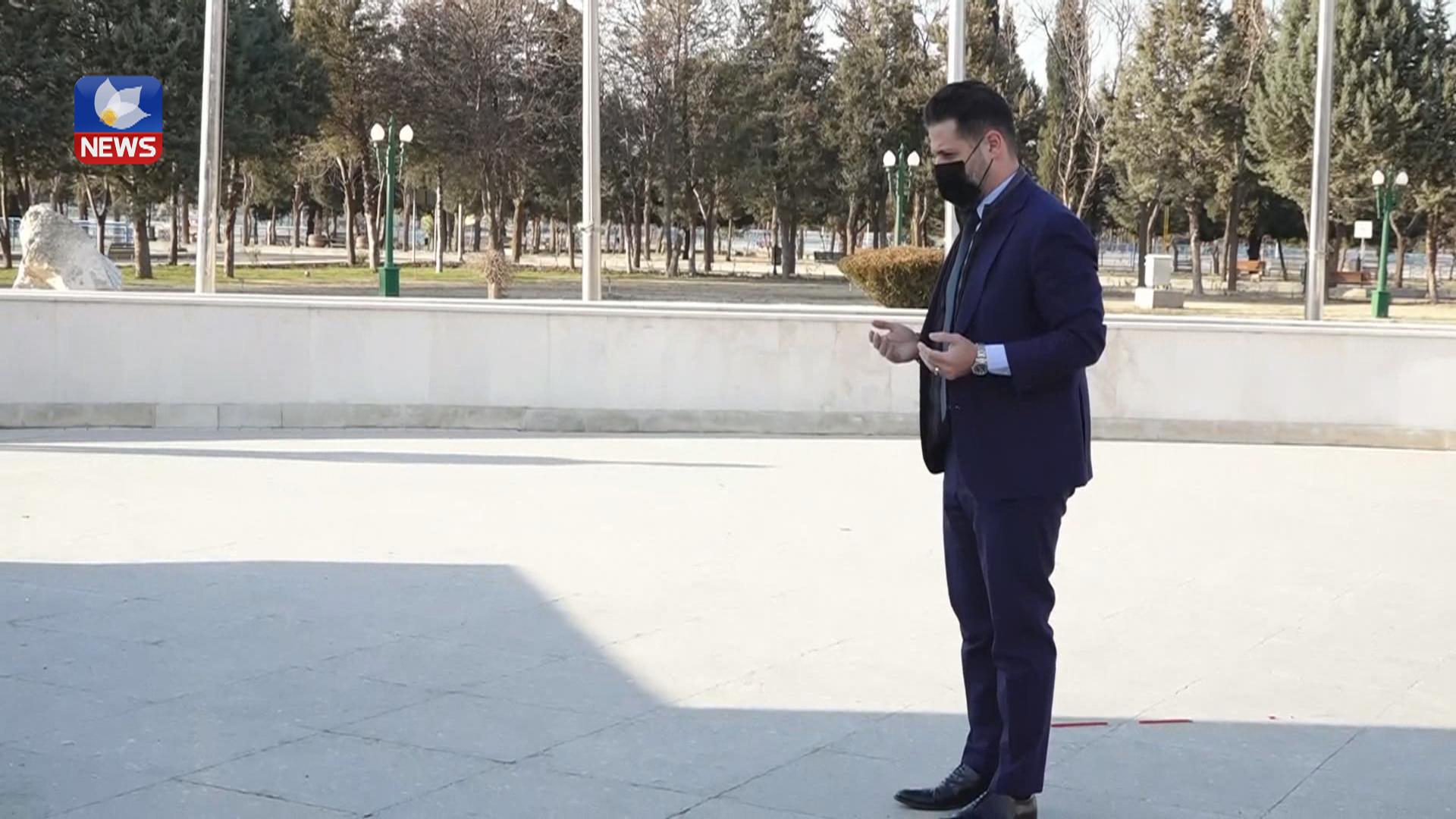 قوباد تاڵەبانی تاجە گوڵینەی لەسەر مۆنۆمێنتی شەھیدانی یەکی شوبات دانا