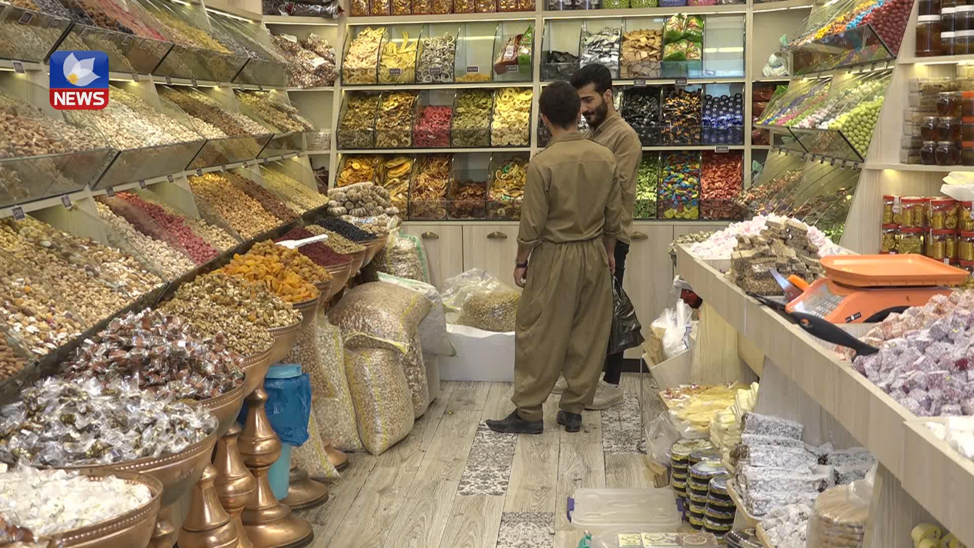 هاوڵاتیان بۆ جەژن میوە وشکراوەکان پێشکەشی میوانانیان دەکەن