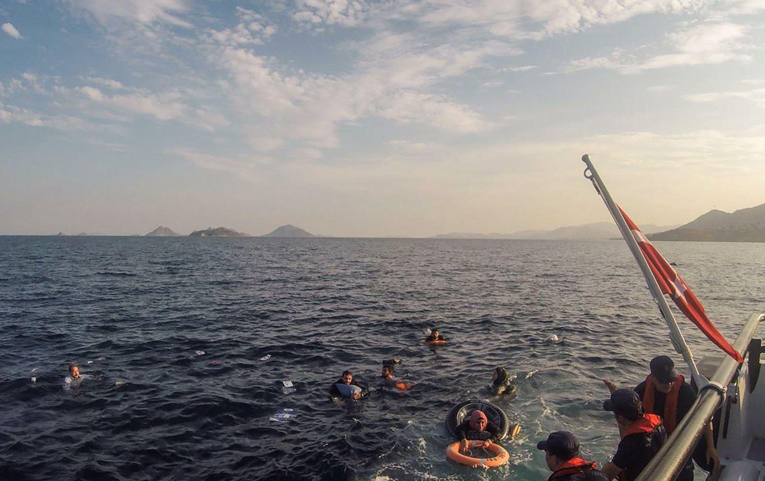 بەلەمێکی کۆچبەران لە دوورگەی میتیلینی لە یۆنان نقوم بوو