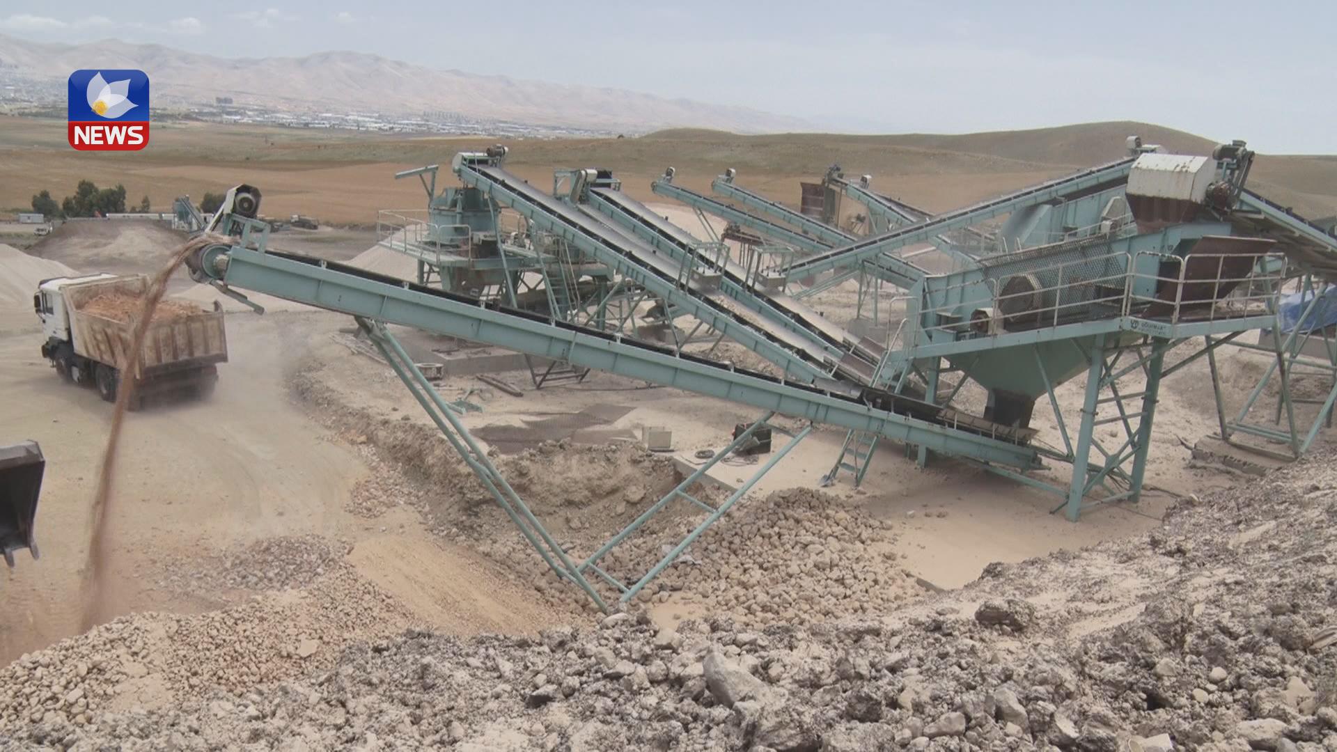 گەورەترین كارگە بۆ ووردكردنی بەرد بۆ شەقامی سەدمەتری سلێمانی دەخرێتەكار