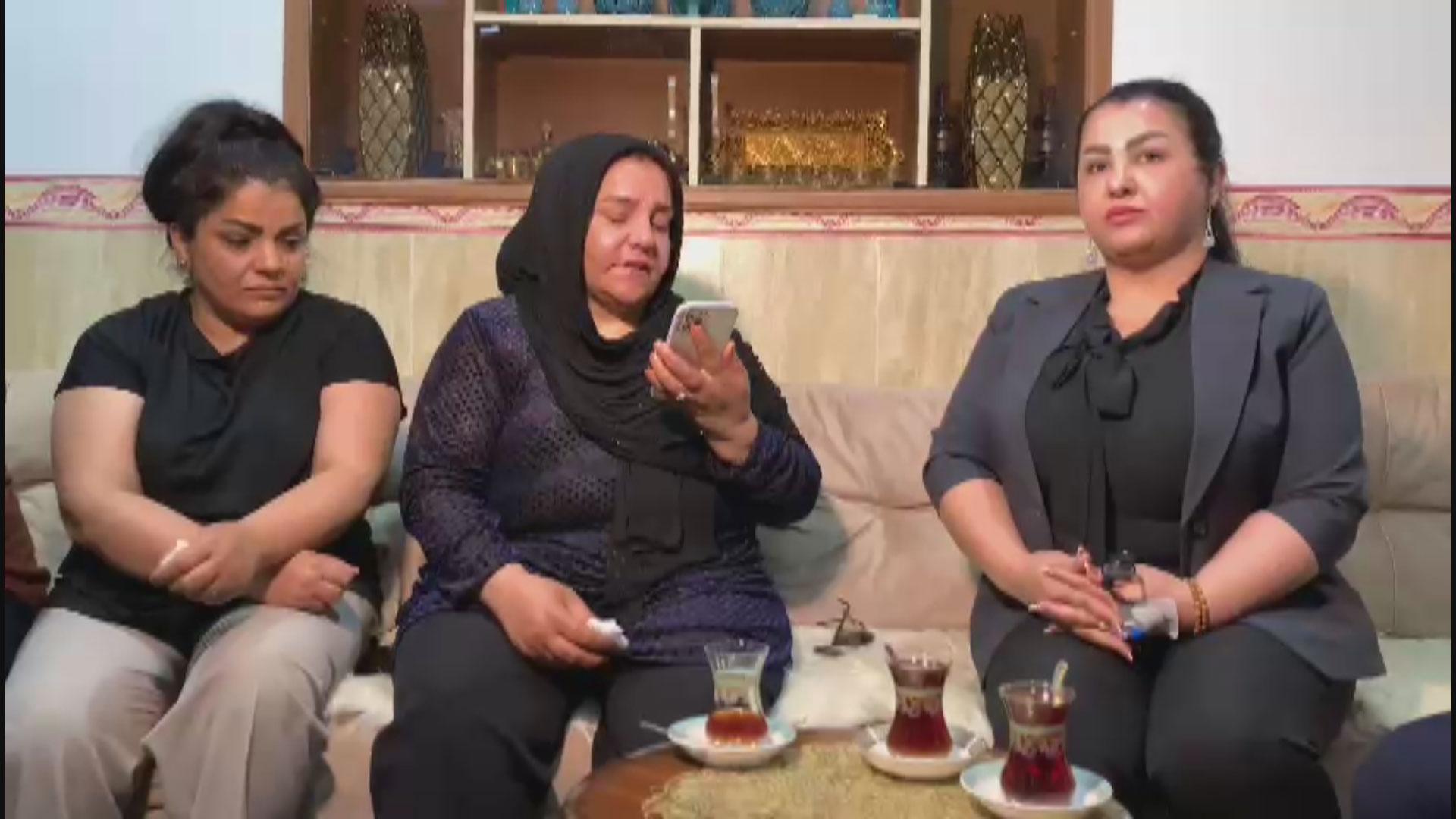 قوباد تاڵەبانی بە تەلەفون قسە لەگەڵ کەسوکاری تاریقی بەقاڵ دەکات 