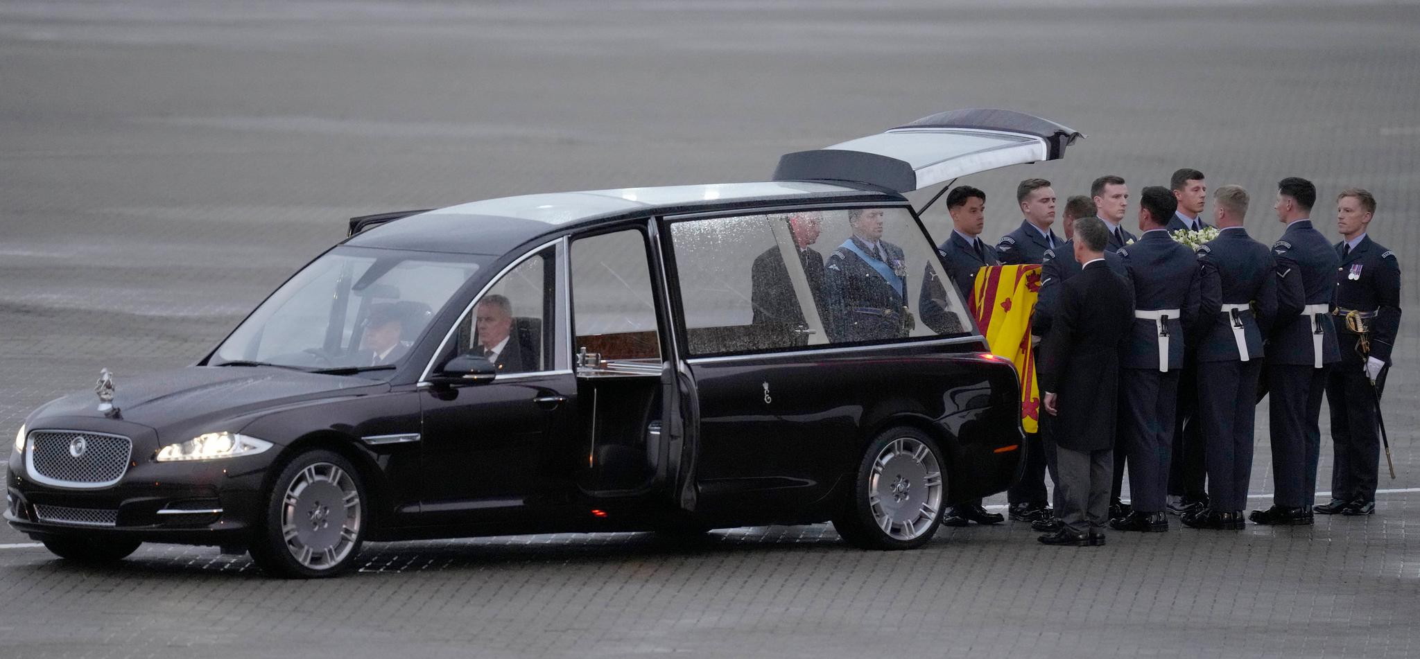Coffin of Queen Elizabeth II arrives at Buckingham Palace