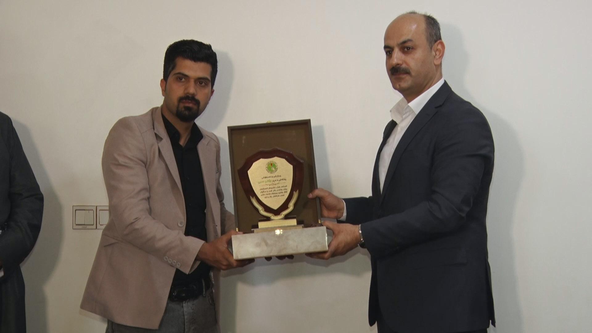 مەڵبەندی ڕێکخستنی شارەزووری یەکێتی خەڵاتی ڕێزلێنانی بە بۆکان حەسەن بەخشی