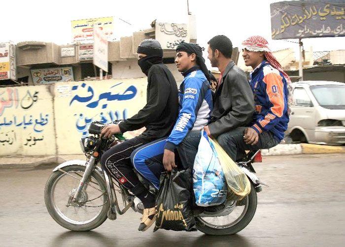 المرور العامة تمنع ركوب شخصين على الدراجات النارية وتتوعد المخالفين