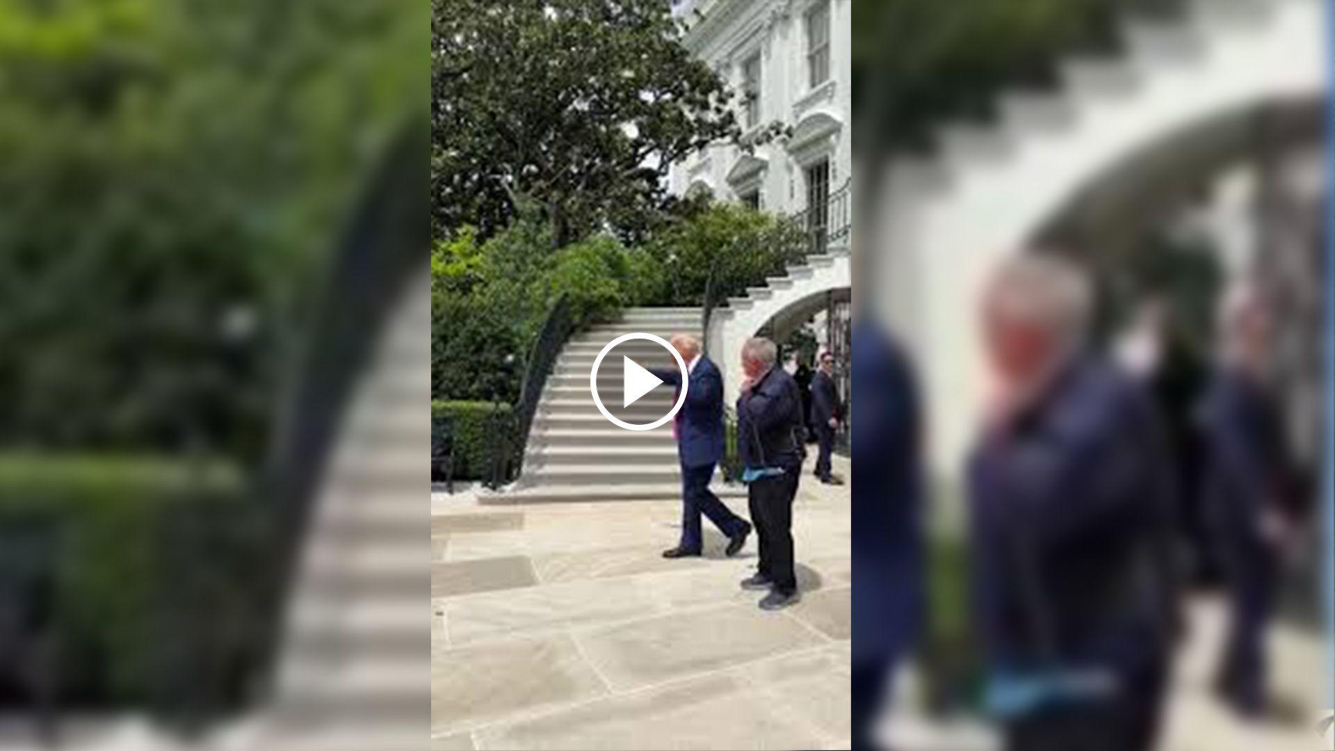 ڤیدیۆ.. ترەمپ سەما بۆ منداڵی کارمەندەکانی کۆشکی سپی دەکات