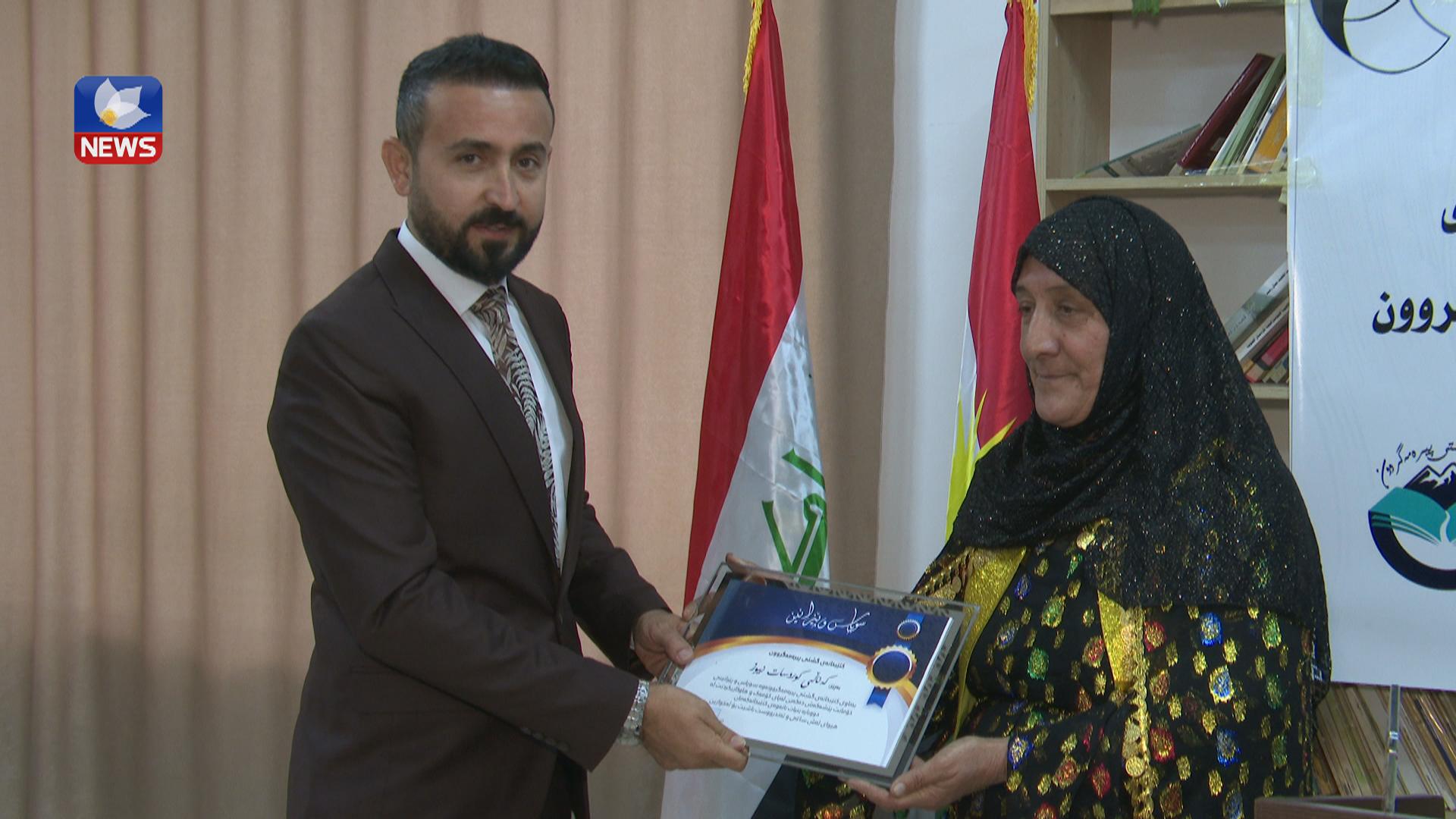 كتێبخانەی گشتی پیرەمەگرون خەڵاتی ڕێزلێنانی بەخشییە دەزگای میدیای كوردسات