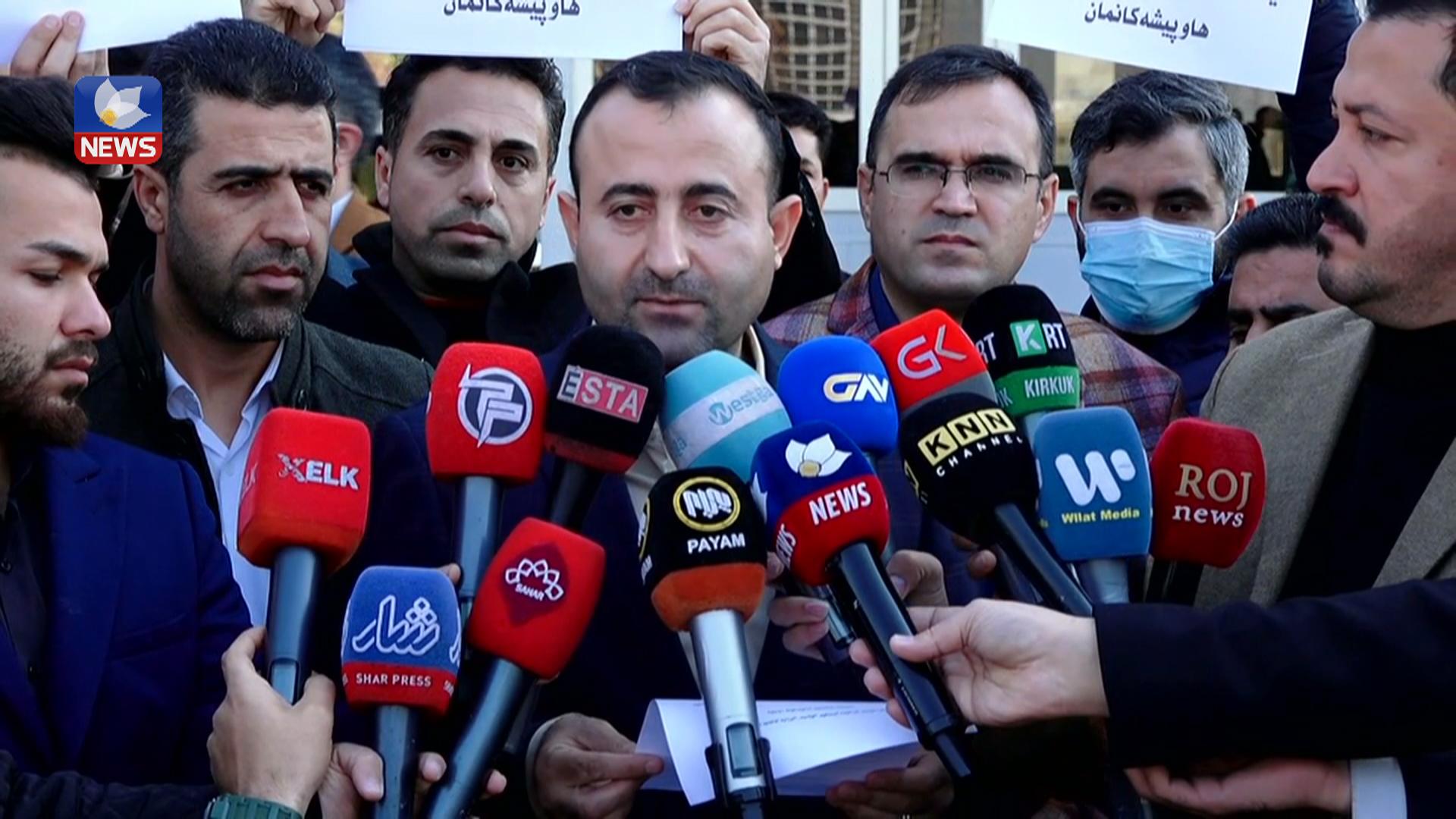 ژمارەیەک لە فەرمانبەران و مامۆستایان لە بەردەم ئەنجومەنی وەزیران لە ھەولێر گردبوونەوە