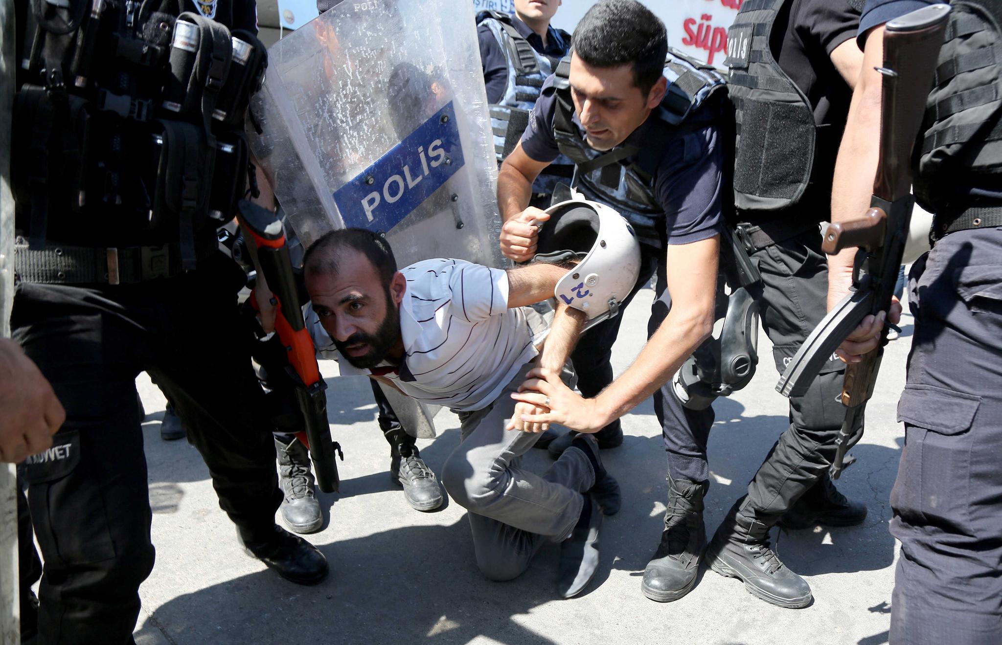 ھێزەکانی تورکیا فەرمانی دەستگیرکردنی ١٠٥ کەس جێبەجێ دەکەن