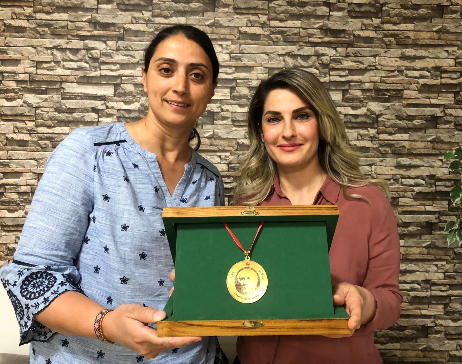 خەڵاتی زێڕینی بلە گەیەنرایە دەستی ھاوسەری سەڵاحەدین دەمیرتاش