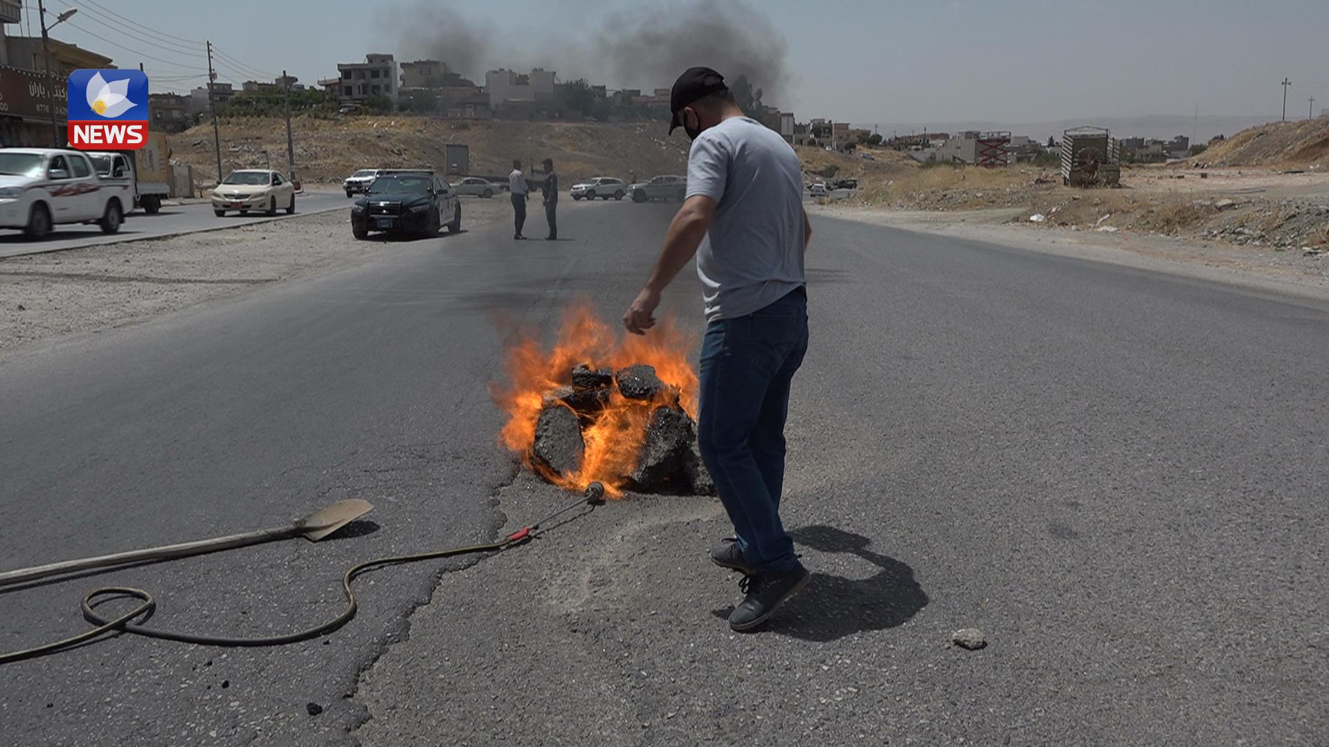پیاوێکی خۆبەخش ماوەی ٨ ساڵە خۆبەخشانە شەقامەکان چاکدەکاتەوە