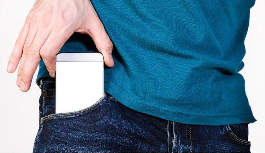 للرجال احذروا وضع الموبايل فى البنطلون.. يرفع نسبة الإصابة بالعقم