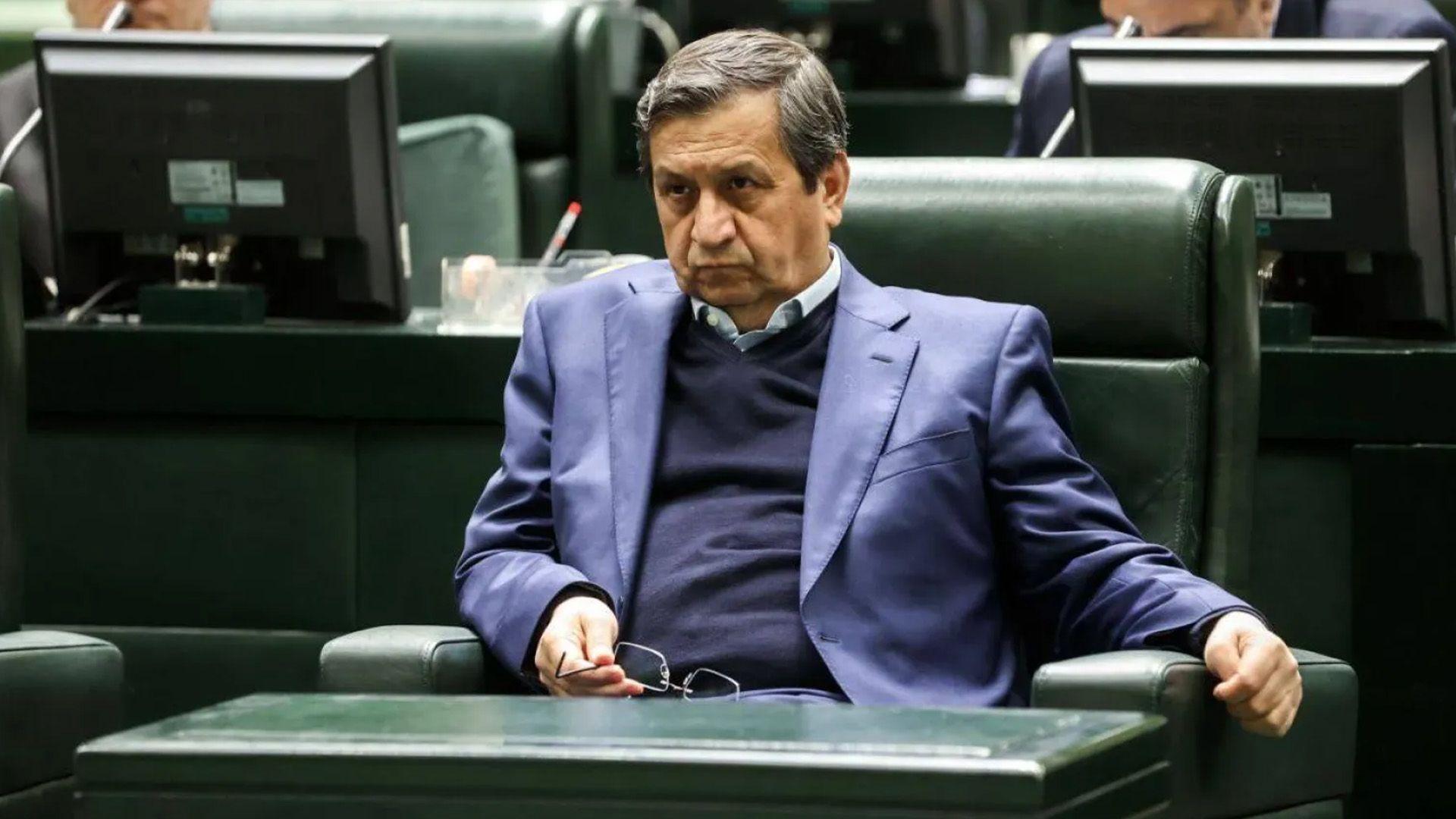 بەهۆی نزمبوونەوەی نرخی تمەنەوە؛ پەرلەمانی ئێران متمانەی لە وەزیری دارایی وڵاتەکەی سەندەوە