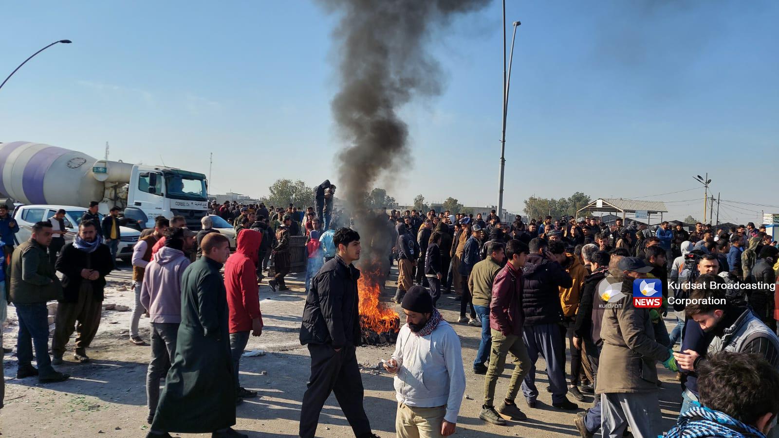 کاسبکارانی عەلوەی ھەولێر رێگای نێوان ھەولێر و موسڵیان داخست