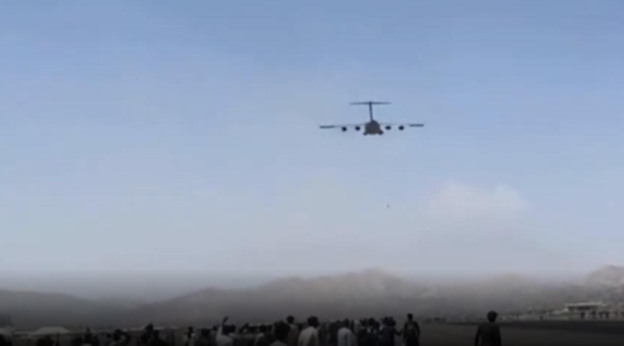 سێ ھاوڵاتی ئەفغانی لە فرۆکەیەکەوە کەوتنە خوارەوە