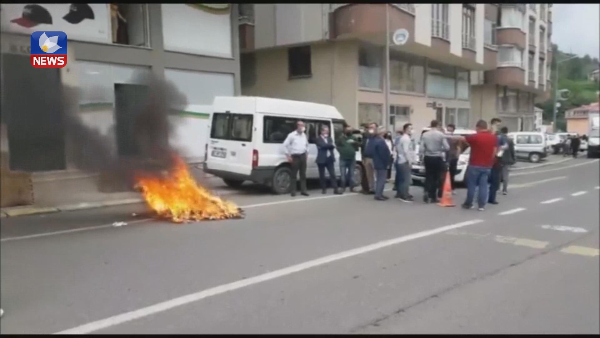 سەرۆک شارەوانییەکی تورکیا کڵاوەکانی ھاوپەیمانی کوردستانی سوتاند