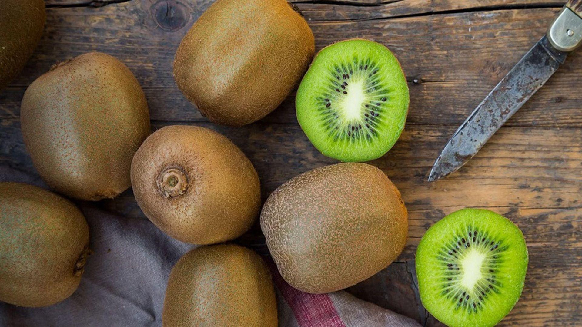 نهێنی خەوێکی ئارام: سوودە سەرسوڕهێنەرەکانی خواردنی دوو کیوی پێش نووست