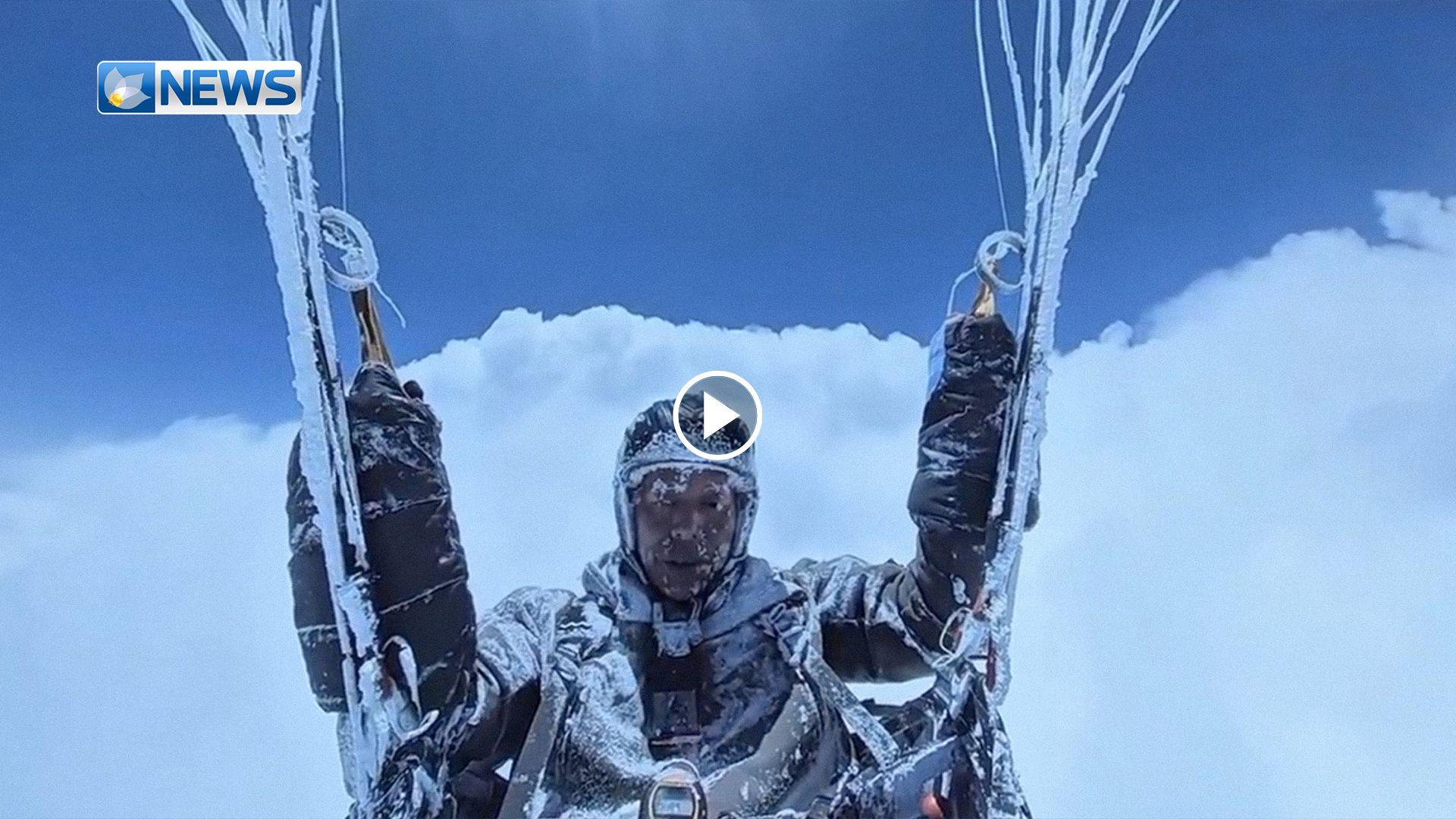 ڤیدیۆ.. پەڕەشوتەوانێک لەکاتی فڕیندا بە ئاستەم لە مردن رزگاری دەبێت