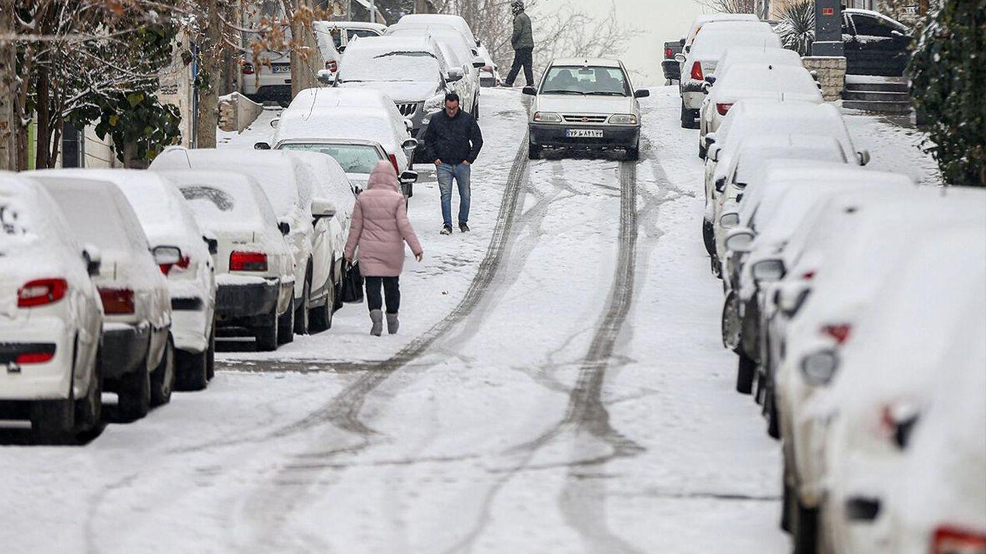بەهۆی شەپۆلی بەفر و سەرماوە لە 21 پارێزگای ئێران دەوام راگیراوە