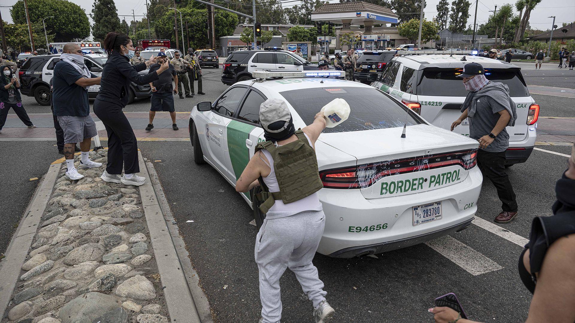 ماوەی دوو رۆژە خۆپیشاندانەكان لە كالیفۆڕنیا دژی ناردنەوەی كۆچبەران بەردەوامە