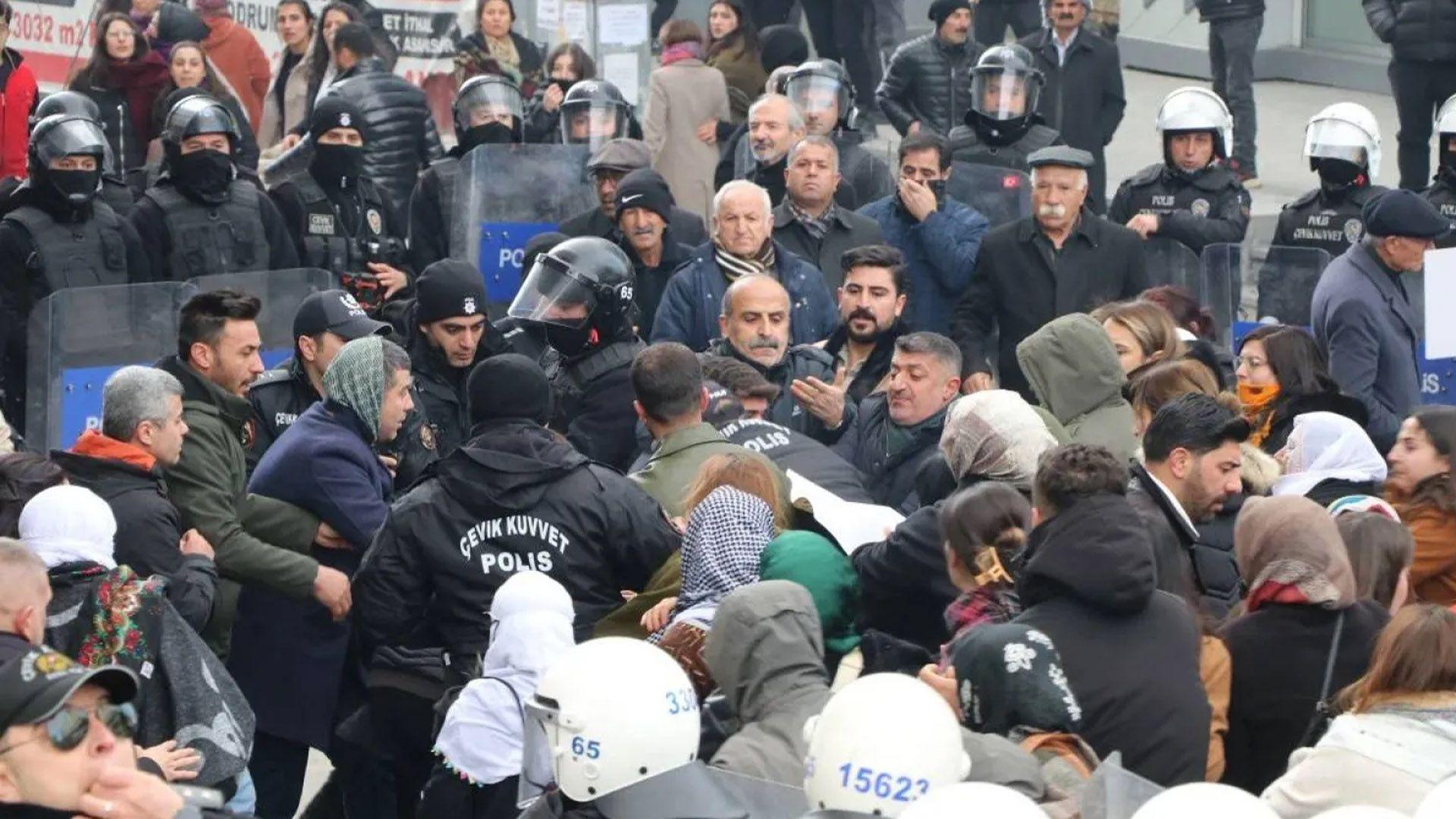 16 کەس لە ئیستانبوڵ بەهۆی بانگەشە بۆ بایکۆتکردنی کاڵاکان دەستبەسەر کران