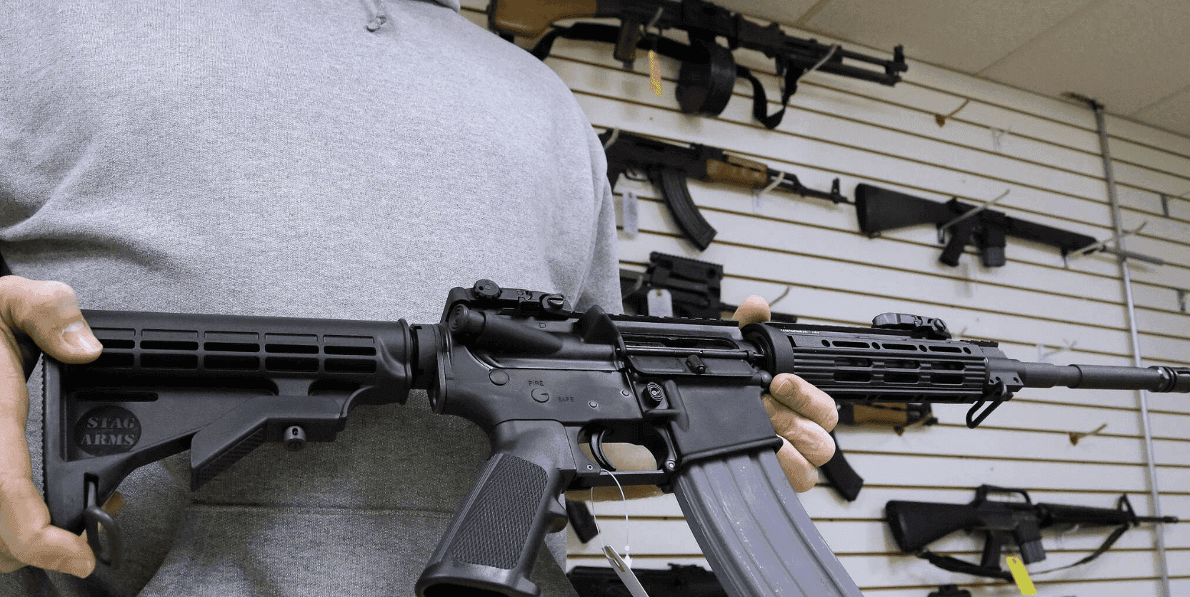 الداخلية تكشف آلية تسجيل أسلحة المواطنين في منازلهم