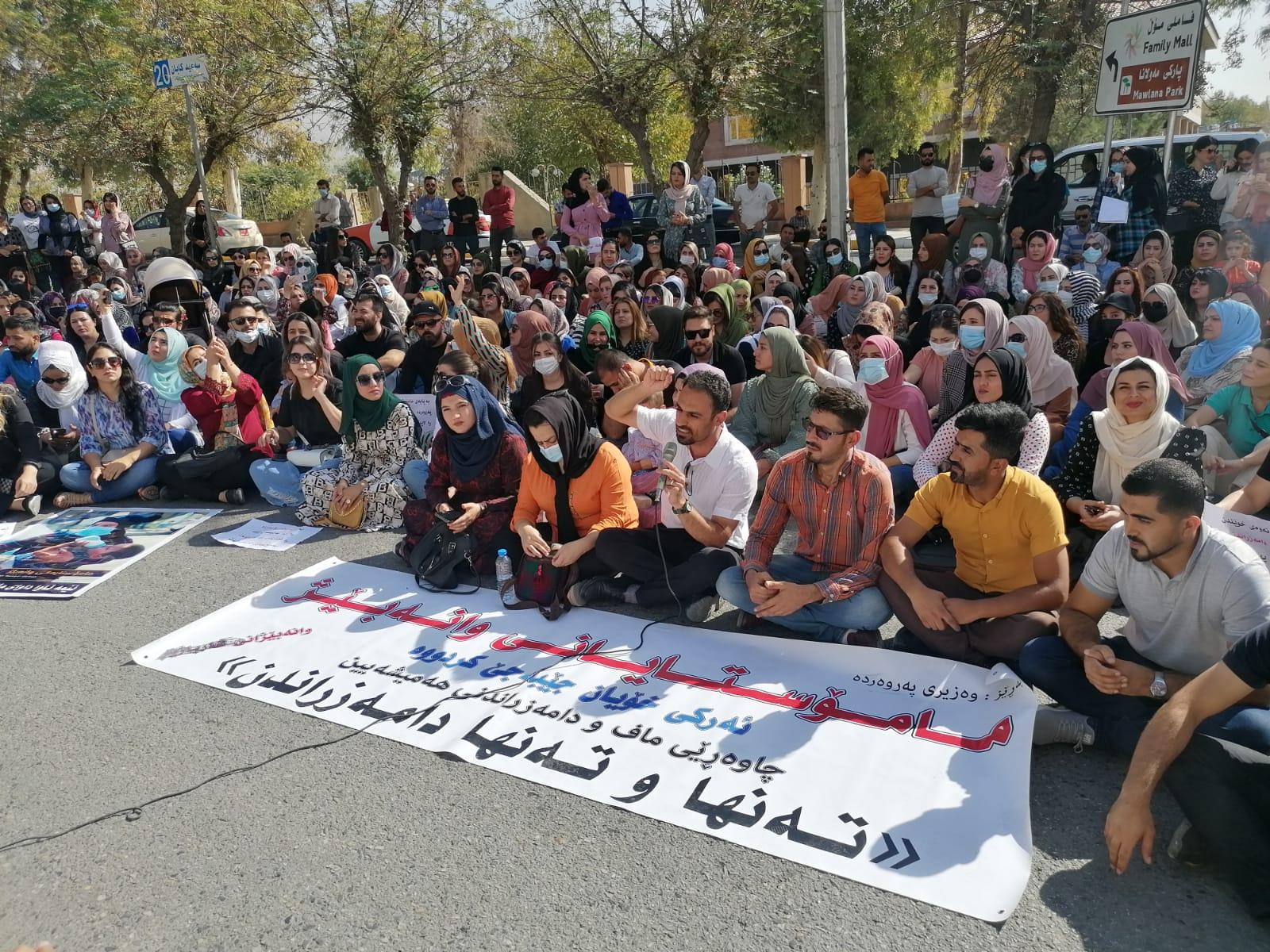 حكومەتی هەرێم بڕیاریدا كێشەی مامۆستایانی وانەبێژ چارەسەر بكات