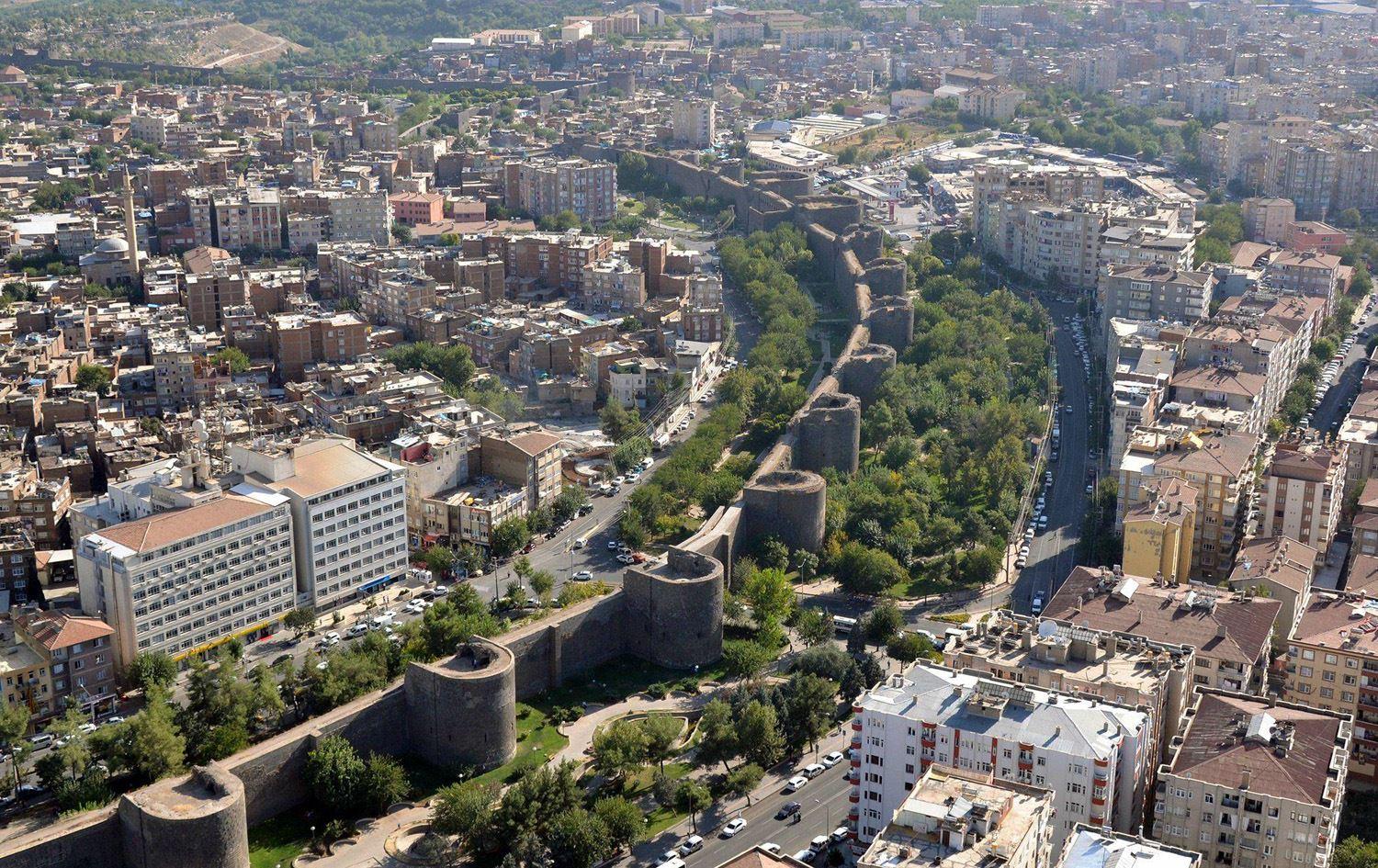 لە پارێزگای ئامەد بۆ ماوەی چوار رۆژ ھەموو جۆرە خۆپیشاندان و رێپێوانێک قەدەغەکرا