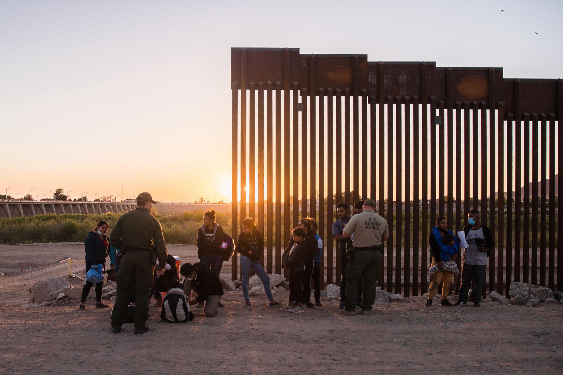 پەڕینەوەی کۆچبەران لە مەکسیکەوە بۆ ئەمریکا کەمیکردووە