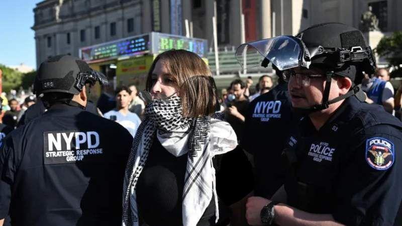 اعتقال متظاهرين مؤيدين لفلسطين داخل جامعة في امريكا
