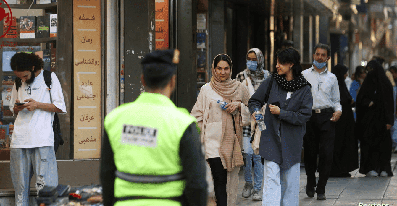 إيران تحارب خلع الحجاب بالعلاج النفسي ومنظمات تدين: محاولة أخرى لقمع النساء
