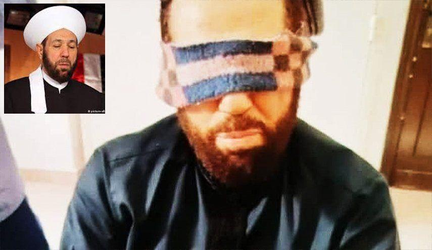 قبيل مغادرته.. اعتقال مفتى سوريا السابق بمطار دمشق
