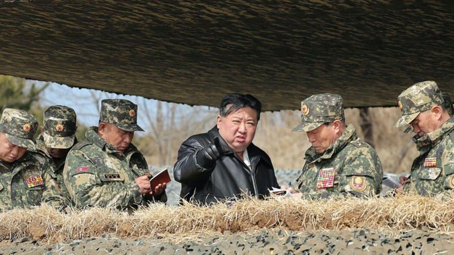 الزعيم الكوري الشمالي يشرف على تدريبات تحاكي شنّ هجمات نووية مضادة