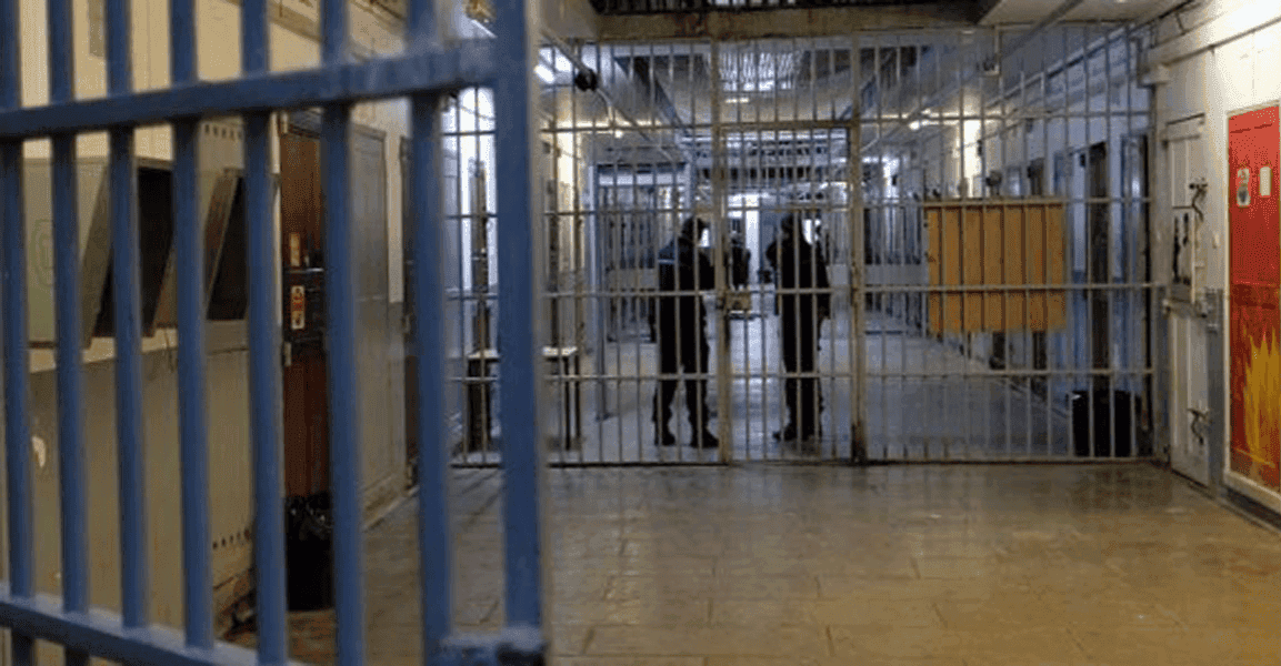 العدل توضّح بشأن مقطع ضرب نزلاء وتحبط إدخال مخدرات لسجن التاجي