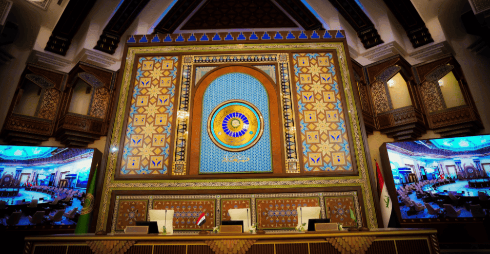 السيسي وبن تميم يصلان بغداد للمشاركة في القمة العربية الـ34