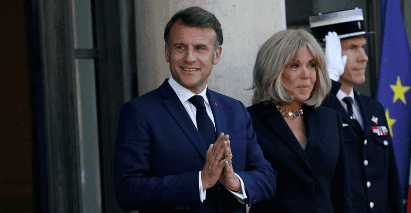 وسائل إعلام فرنسية: تعرض الرئيس الفرنسي إيمانويل ماكرون لصفعة من زوجته كانت مزحة