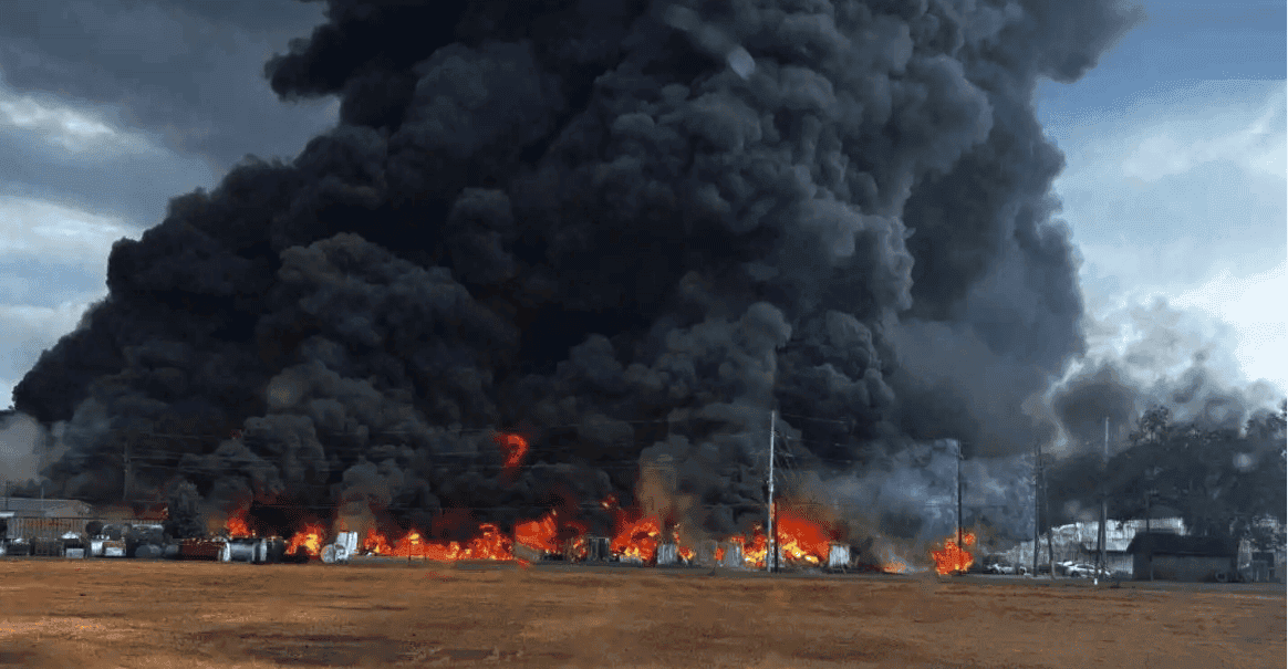 انفجار ضخم وحريق هائل في منشأة نفطية أمريكية