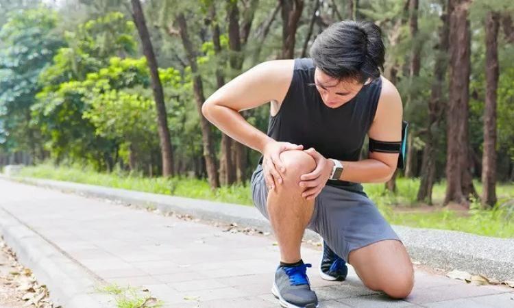 دراسة تكشف أسباب تزايد آلام الركبة بين الشباب