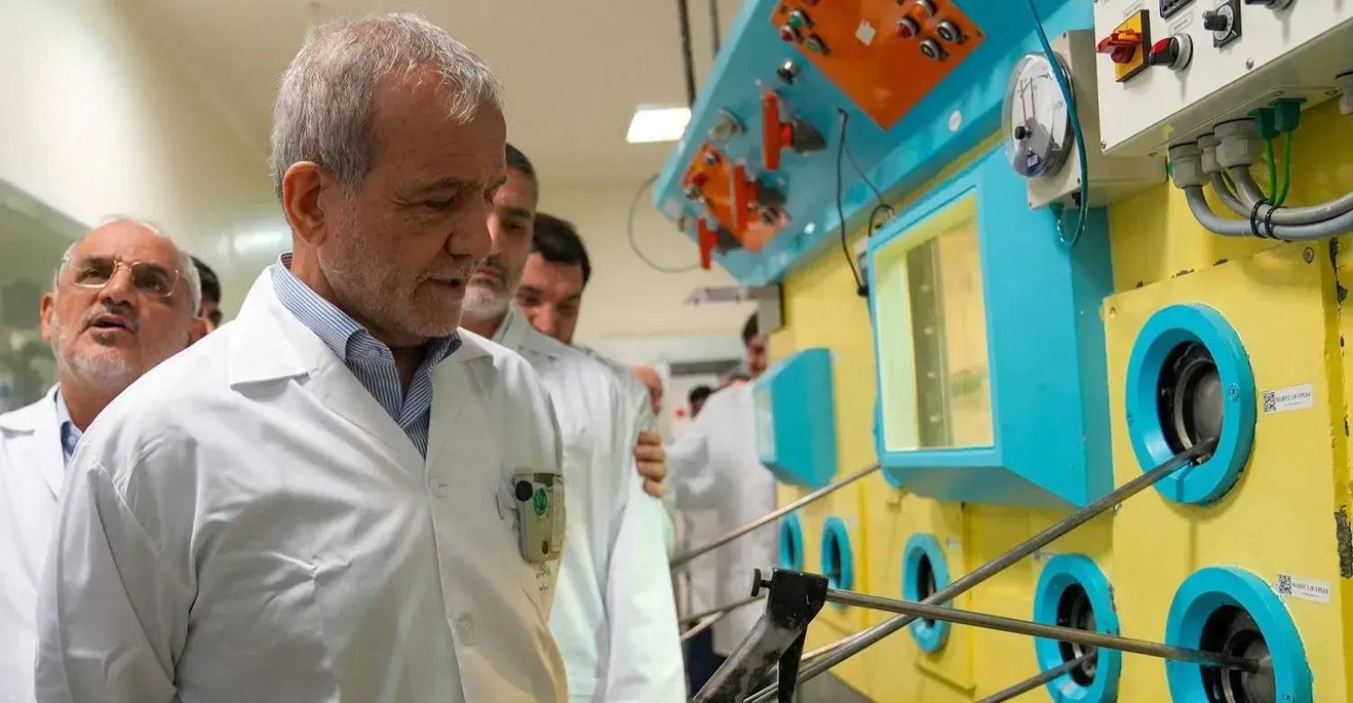 الرئيس الايراني يتعهد بإعادة بناء المنشآت النووية بقوة أكبر