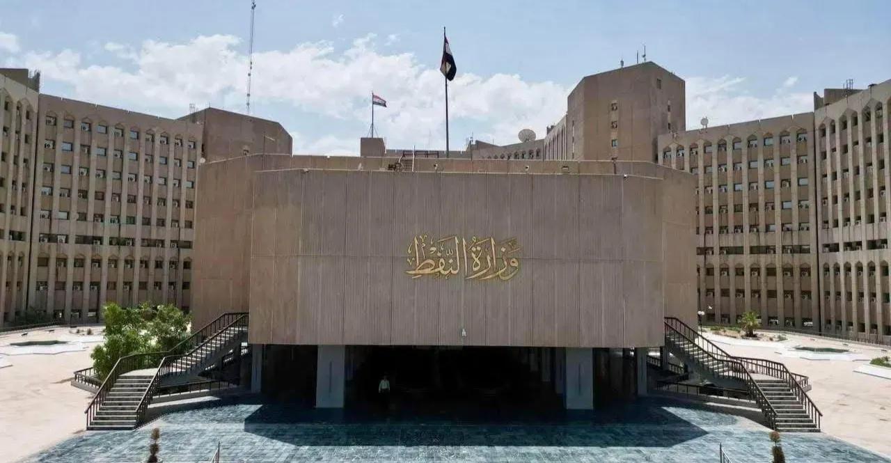 وزارة النفط توضح بشأن رسو ناقلة لاستيراد مادة البنزين بحمولة 50 ألف متر مكعب