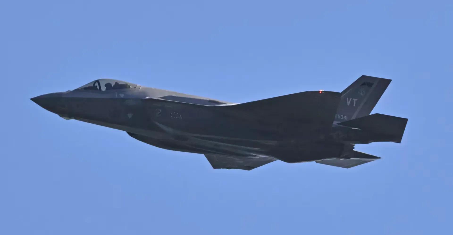 مقتل شخصين بضربة أميركية لقارب في المحيط الهادئ