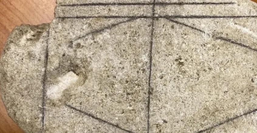 الذكاء الاصطناعي يفك شفرة حجر روماني غامض